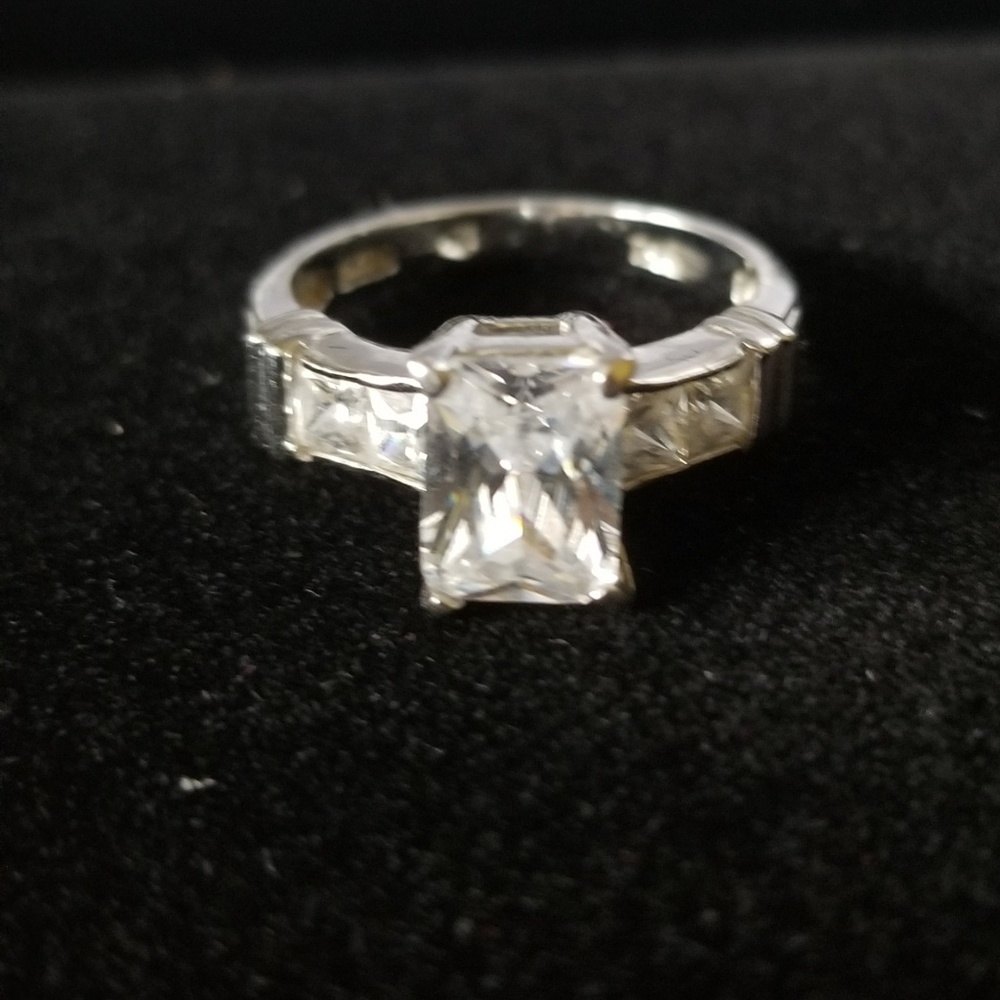 WOMEN'S CUBIC ZIRCONIA RING SIZE 7 💍